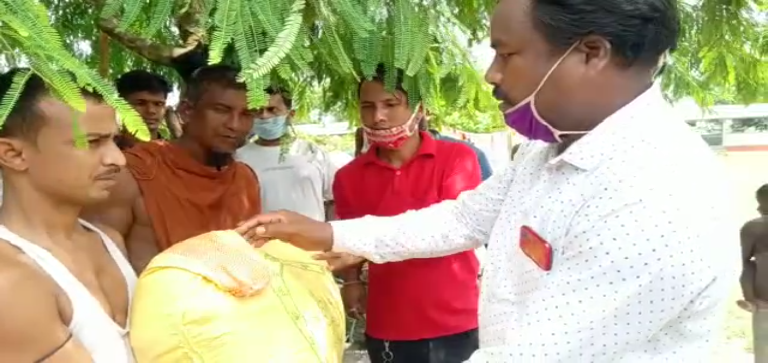 বন্যাৰ্তলৈ বঙাইগাঁও জিলা যুৱ কংগ্ৰেছৰ সাহাৰ্য বিতৰণ