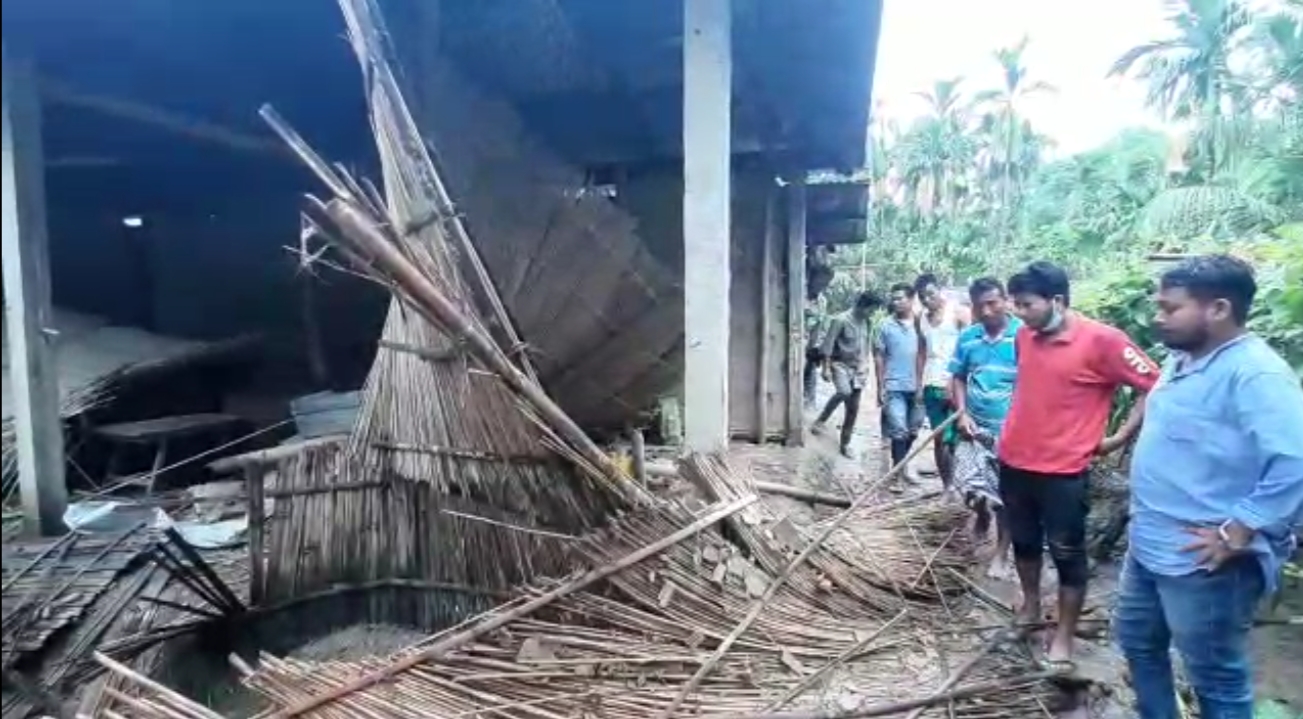 বন্যহস্তীৰ আক্ৰমণত দুটাকৈ পৰিয়ালৰ বাসগৃহ সম্পূৰ্ণ ৰূপে ধ্বংস