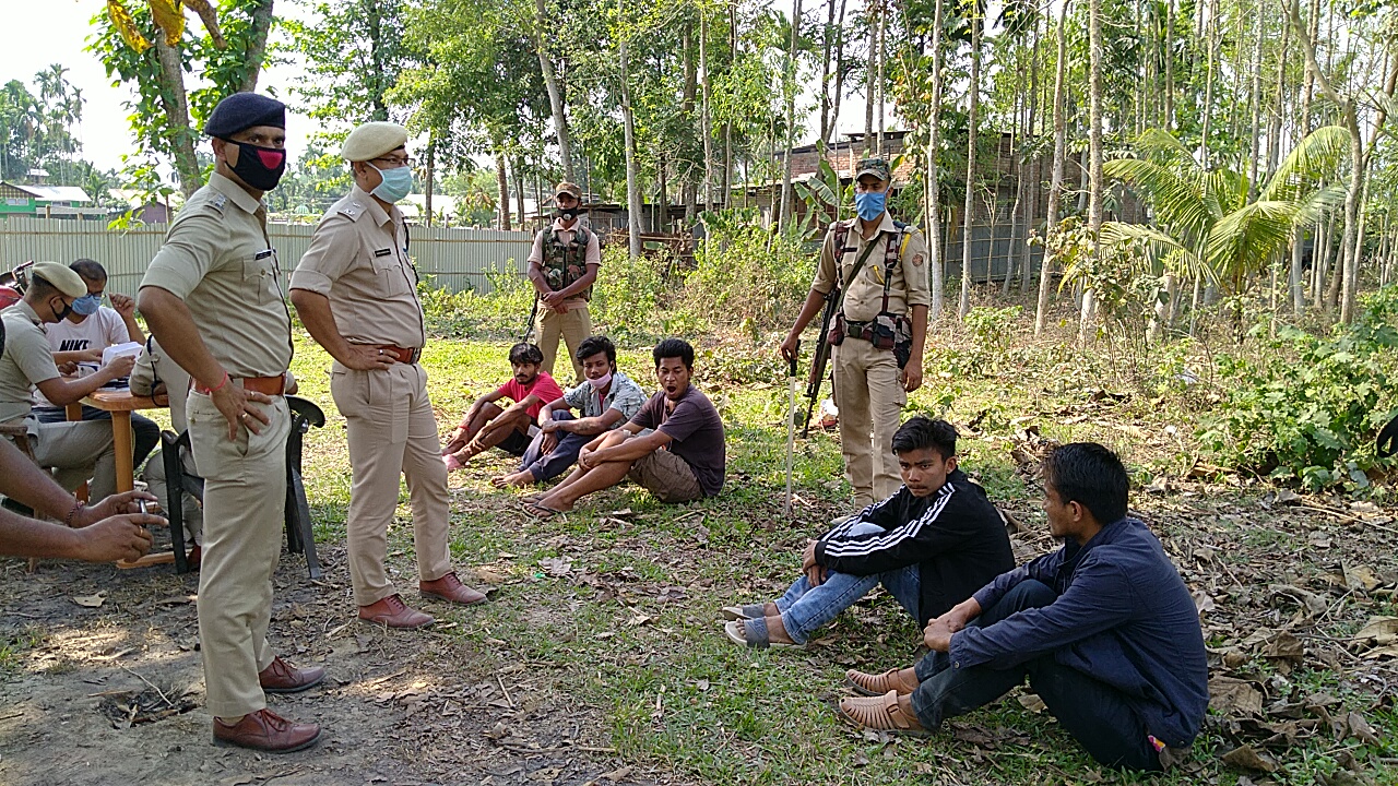 লকডাউন অমান্য কৰা দুই যুৱকক গ্ৰেপ্তাৰ আৰক্ষীৰ