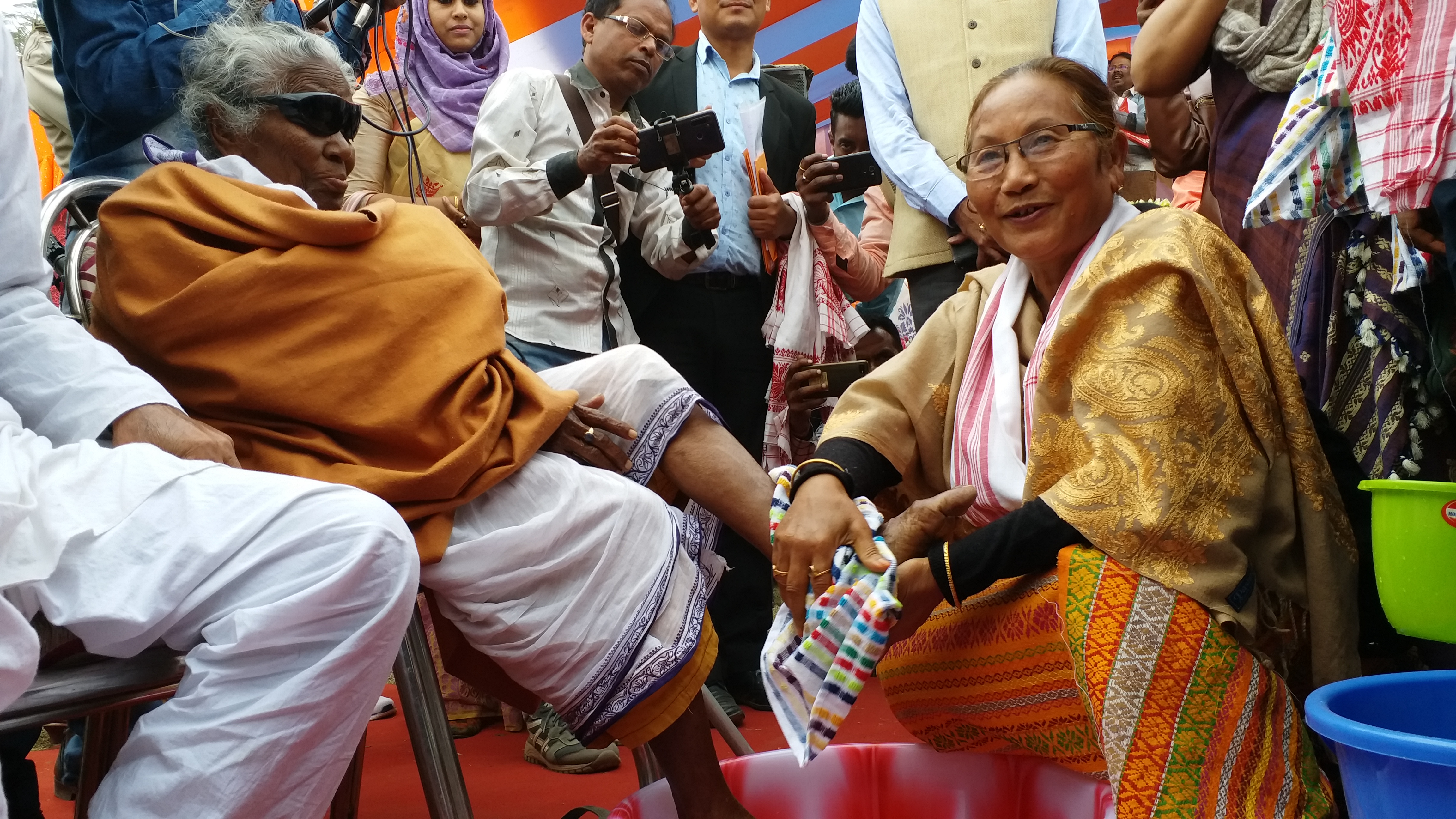 জ্যেষ্ঠ জনৰ ভৰি ধোৱাই আশীৰ্বাদ গ্ৰহণ মন্ত্ৰী প্ৰমিলাৰাণী ব্ৰহ্মৰ