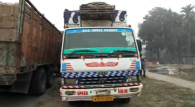 অসম বংগ সীমান্তত পুনৰ জব্দ ব্ৰইলাৰ মুৰ্গী ভৰ্তি ট্ৰাক