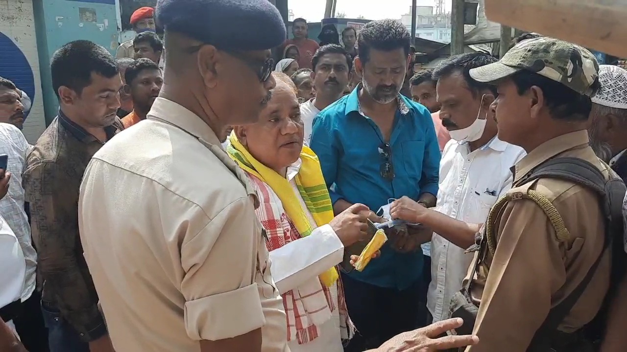 নিৰ্দলীয় প্ৰাৰ্থী হিচাপে মনোনয়ন দাখিল প্ৰাক্তন বিধায়ক আবু তাহেৰ বেপাৰীৰ