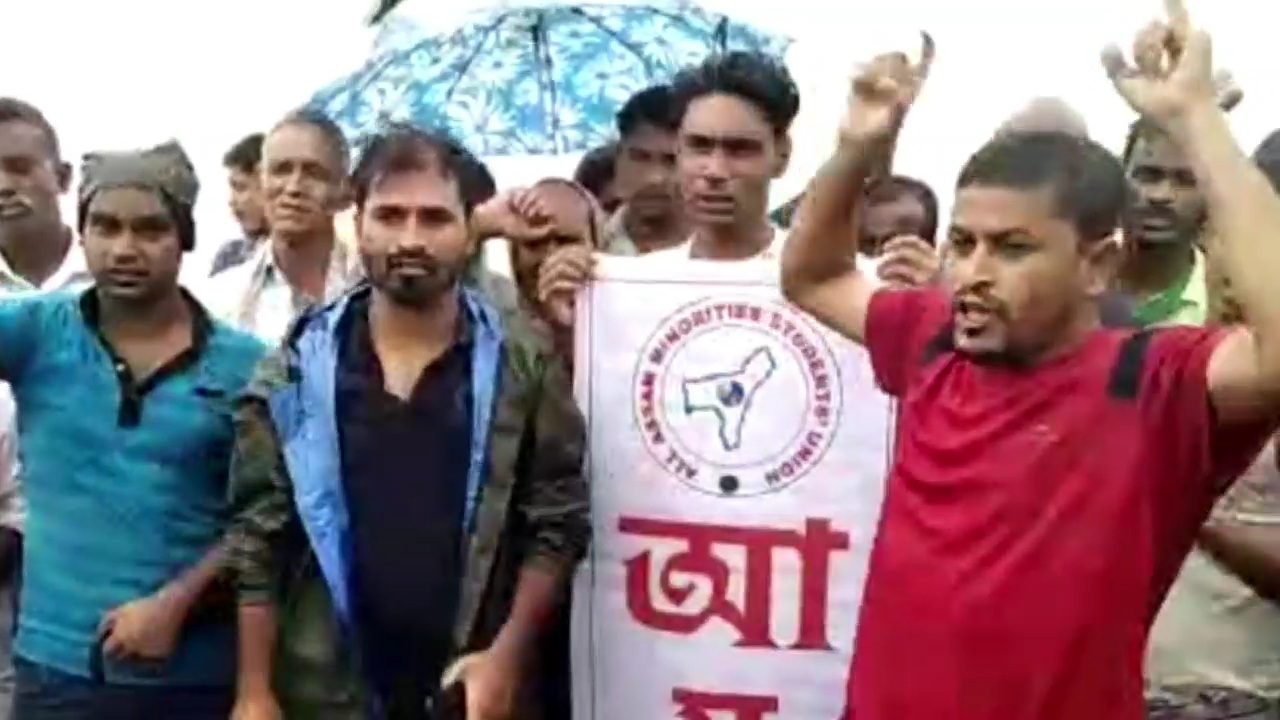 Aamsu and oikyo sena protest at flood effected area of fakirganj