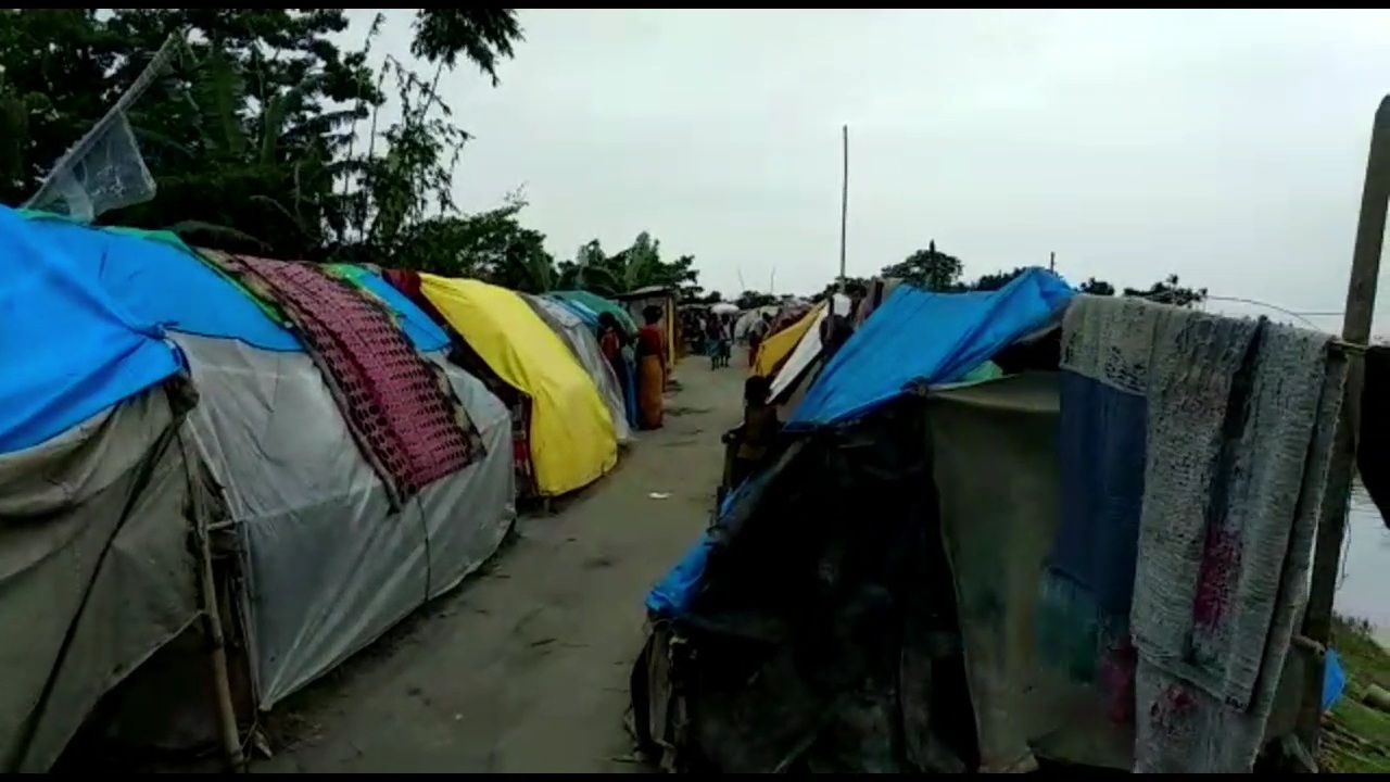 Aamsu and oikyo sena protest at flood effected area of fakirganj