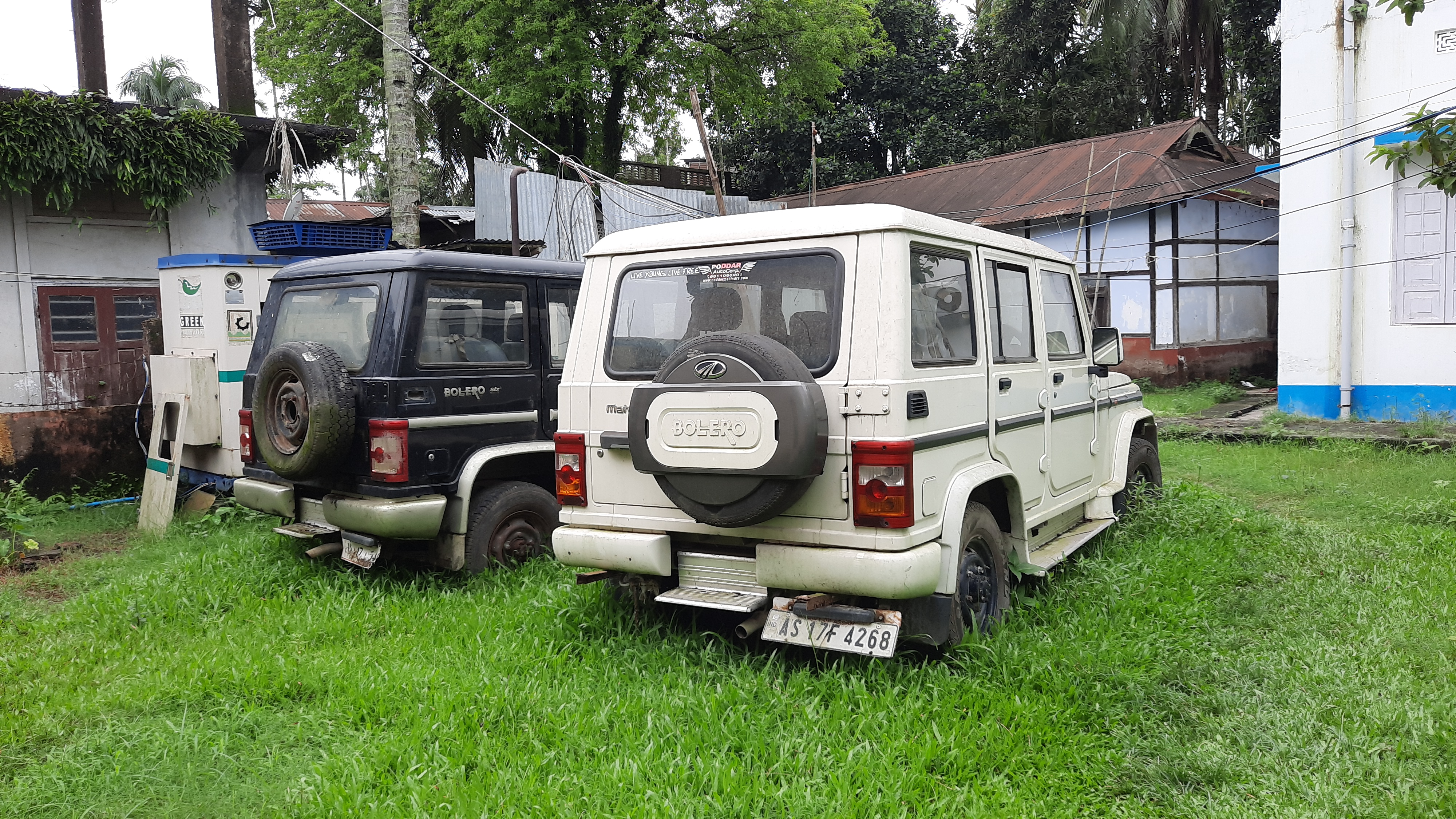 নিলাম কৰিবলৈ লোৱা দুখন গাড়ী