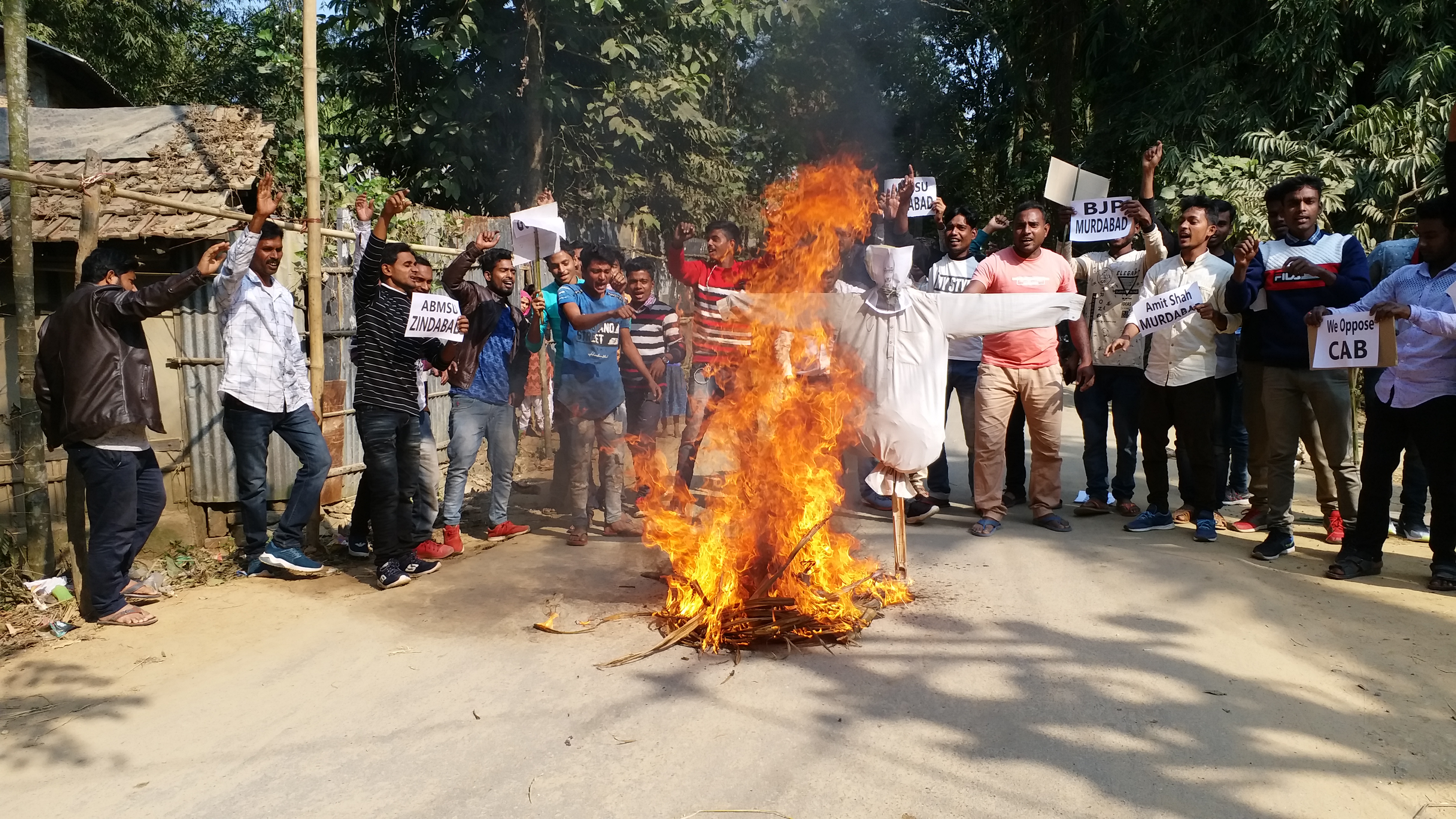 অসমৰ সৰ্বত্ৰে কেবৰ বিৰুদ্ধে প্ৰতিবাদ