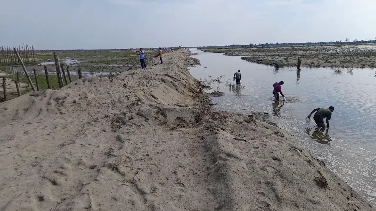 embankment-repearing-going-on-over-jiadhal-river-in-dhemaji