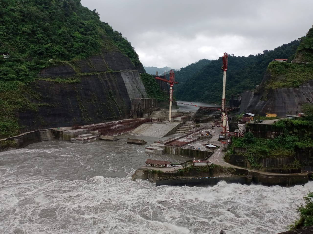 guard wall damage at suwansiri  nhpc dam