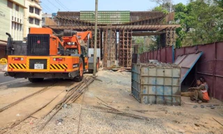 construction of the flyover lead to a massive traffic congestion in Guwahati