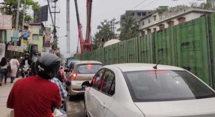 construction of the flyover lead to a massive traffic congestion in Guwahati
