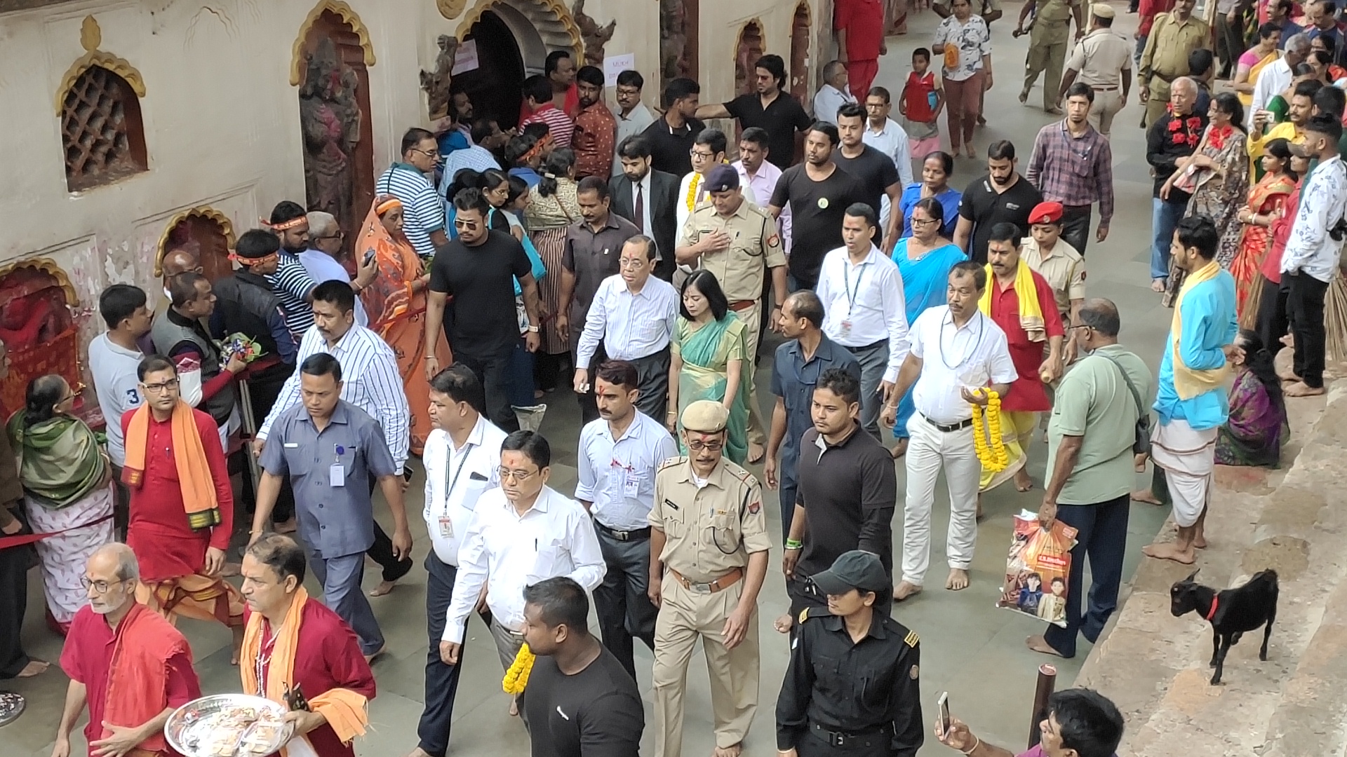 পত্নীসহ মা কামাখ্যাৰ আশীষ ল'লে দেশৰ মুখ্য ন্যায়াধীশ ৰঞ্জন গগৈয়ে