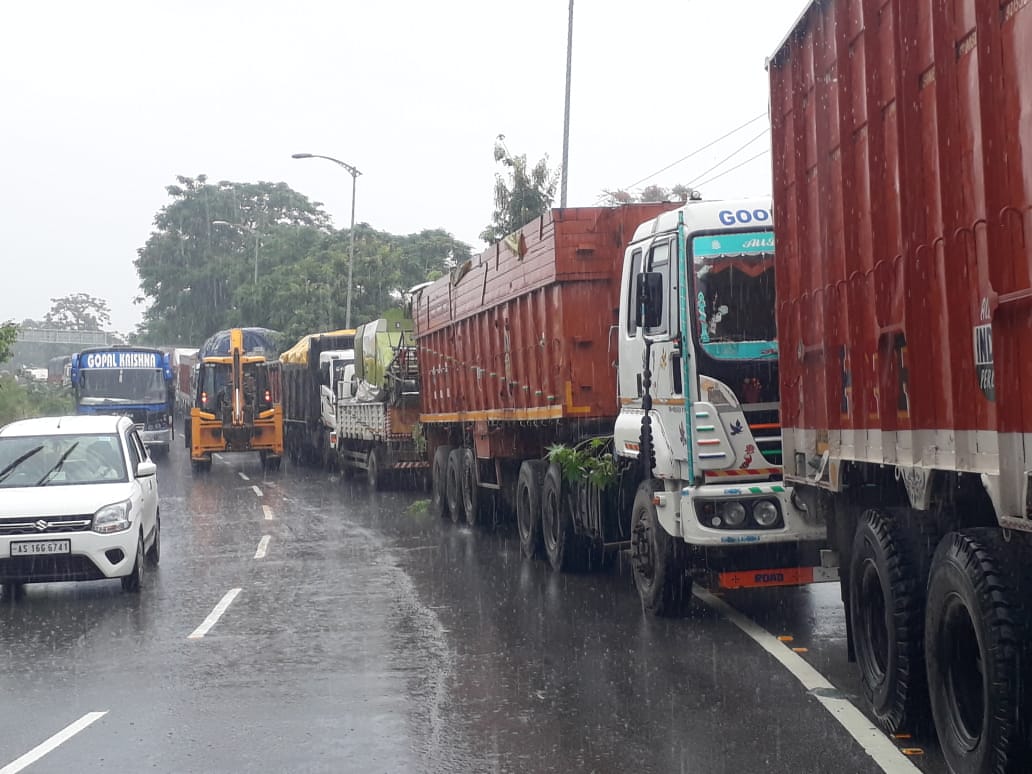 huge-traffic-in-jalukbari due to landslide