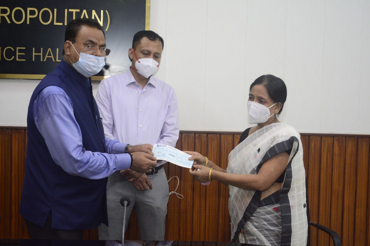 chandra mohan patowary distributes cheque to widow