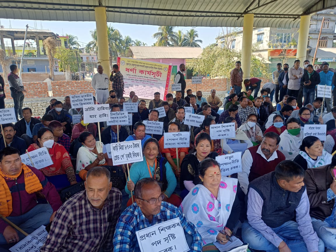 Tet candidates protests in front of SEBA offoce