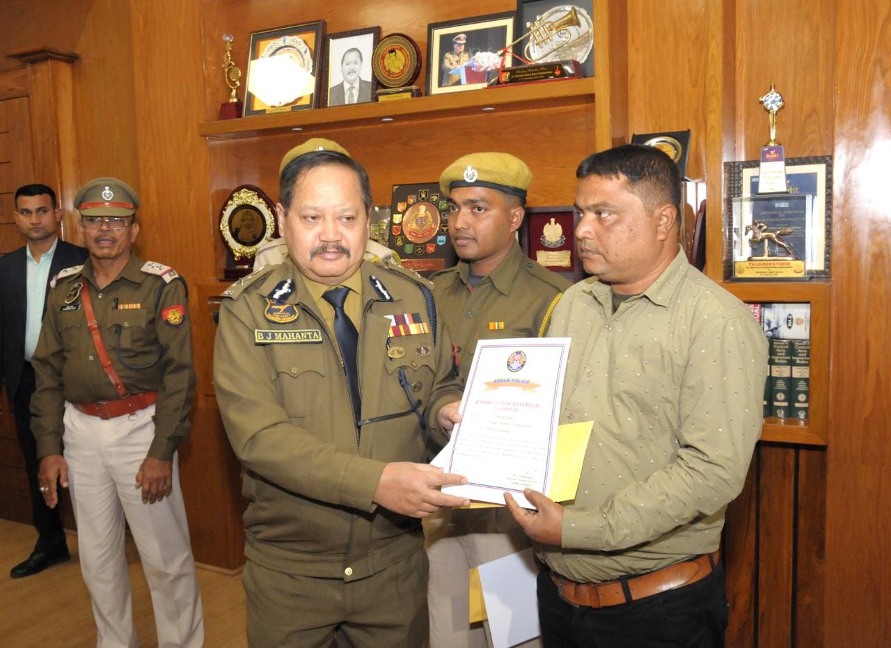 গাঁওৰক্ষী বাহিনীৰ সম্পাদকে পুৰস্কাৰ গ্ৰহণ কৰে