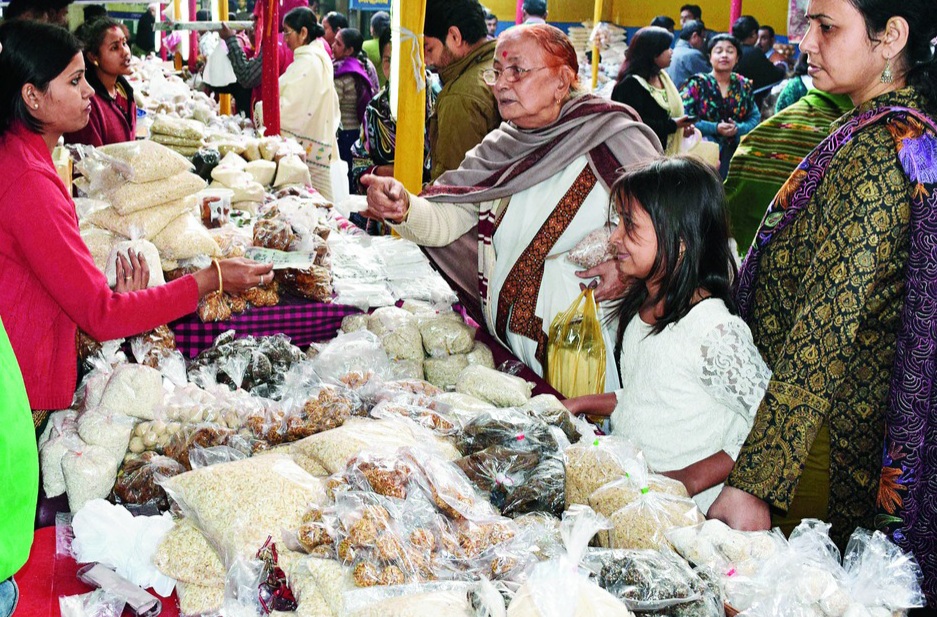 থলুৱা পিঠা-পনা, গামোচাৰে ভৰি পৰিছে মহানগৰ