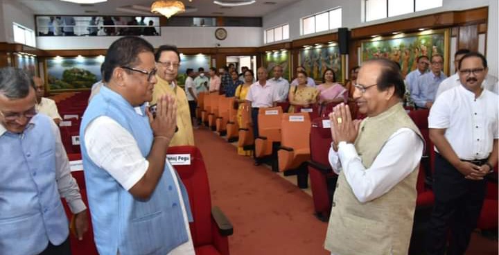 কটন বিশ্ববিদ্যালয়ৰ উপাচাৰ্যৰূপে শপত ল'লে অধ্যাপক ড০ ৰমেশ চন্দ্ৰ ডেকাই