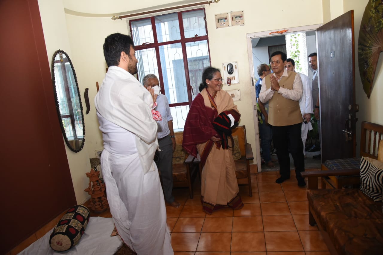 Union Minister Sarbanand Sonwal at residences of late Neel Pawan Baruah and Nipon Goswami