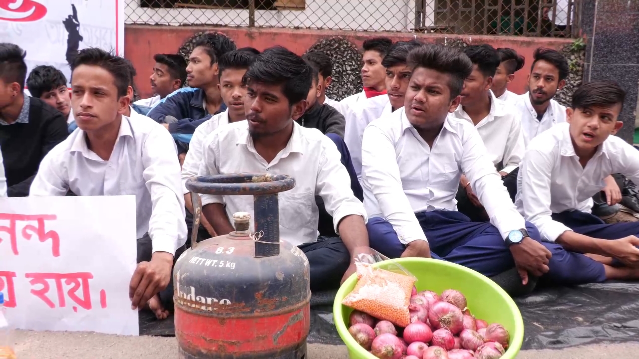 মূল্য বৃদ্ধি ৰোধৰ দাবীত উত্তাল ৰাজপথ