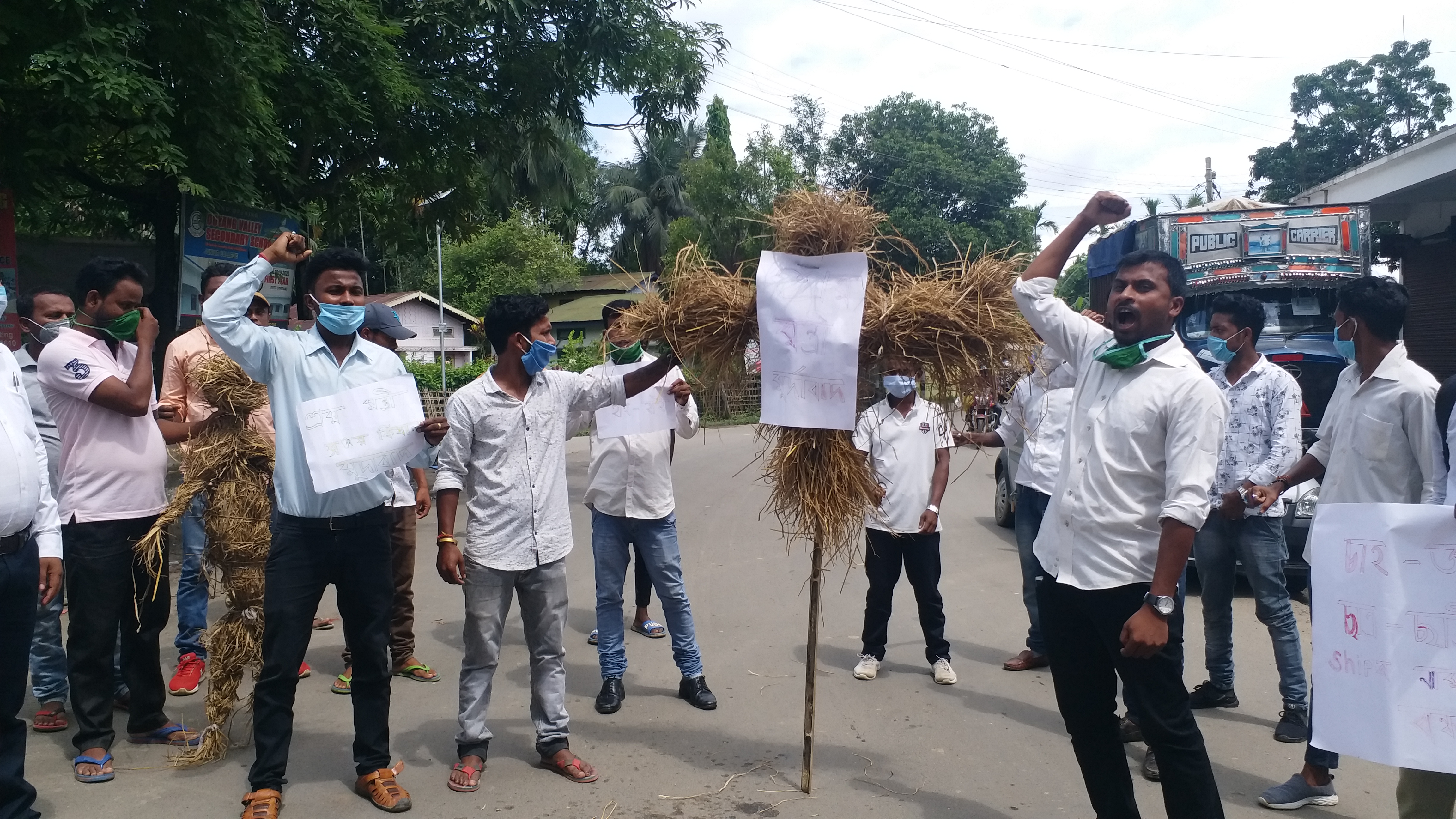 effigy-burn-of-minister-sanjay-krisan-at-golaghat