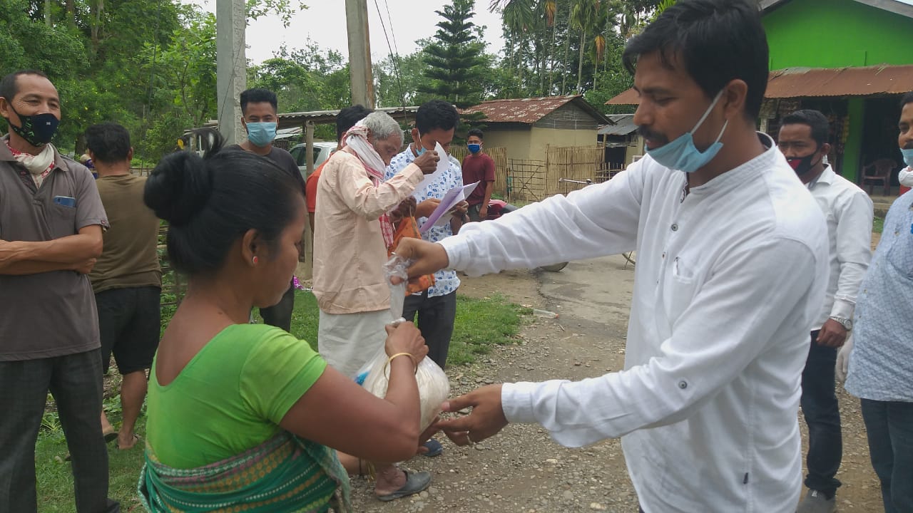 Sutiya student union's food distribution in Golaghat