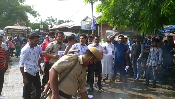 জলেশ্বৰত কৃষক বিৰোধী আইন বাতিলৰ দাবীত প্ৰতিবাদ