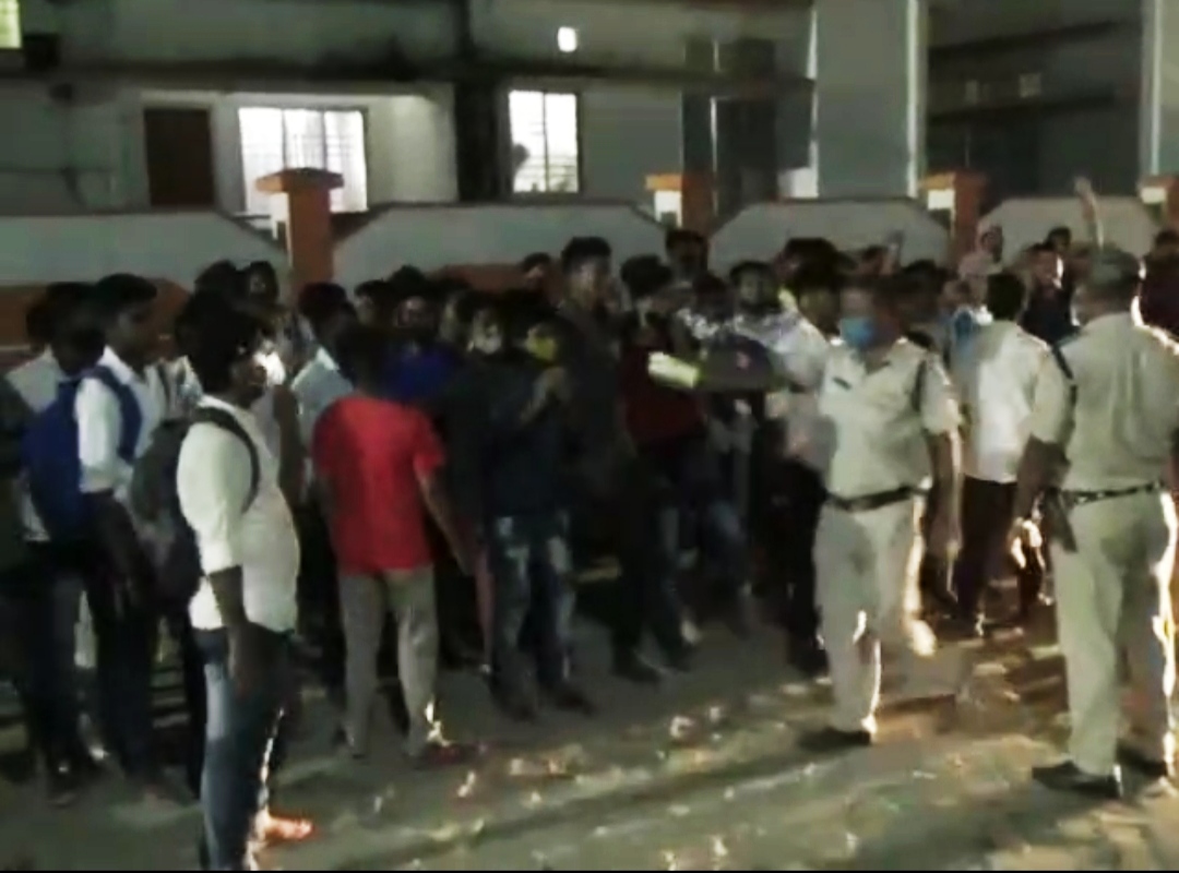 student protest at head teachers residence etv bharat assam news