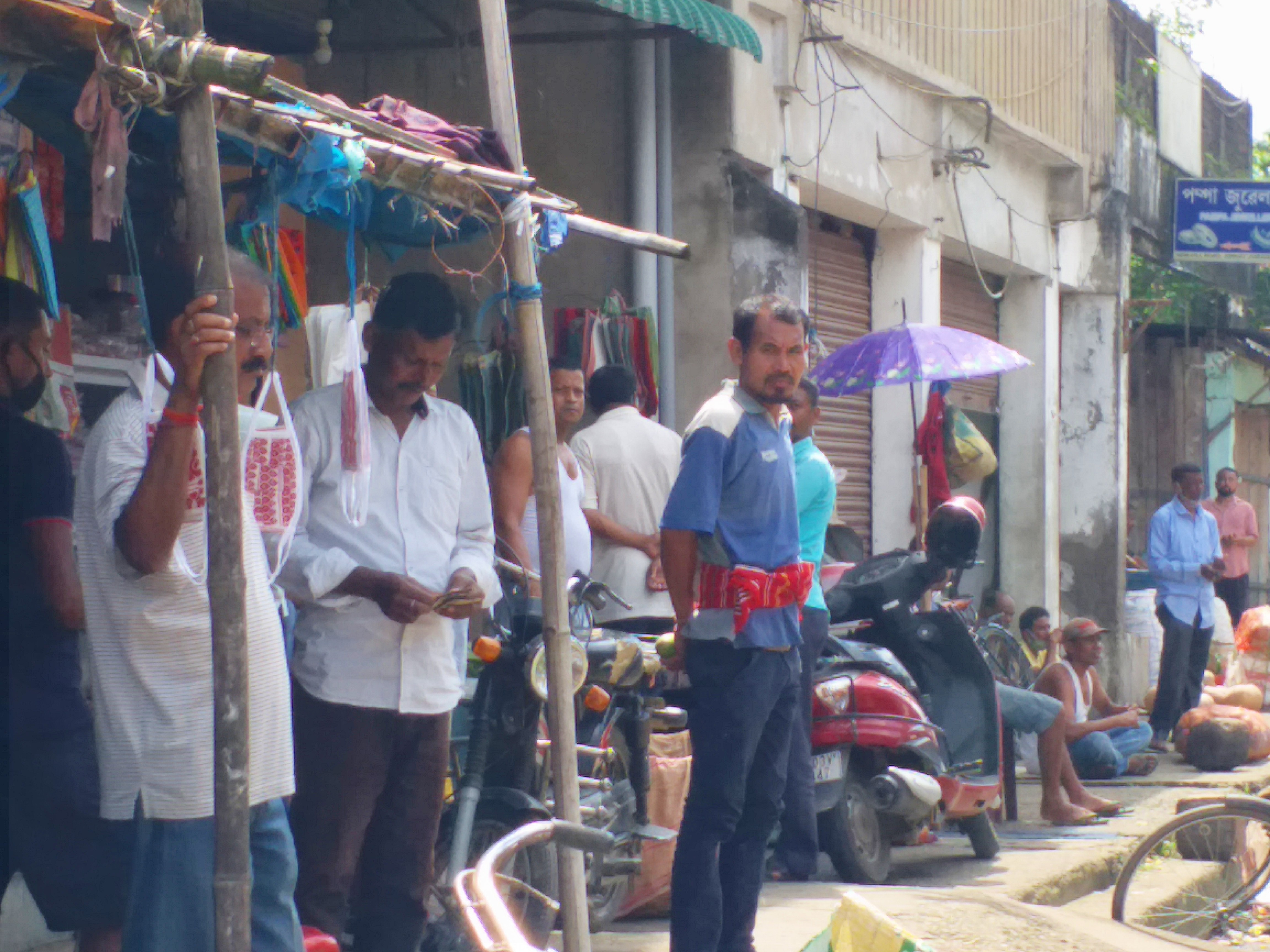 চৰকাৰী নিয়মক ভেঙুচালি কৰা যোৰহাটৰ এখন বজাৰ