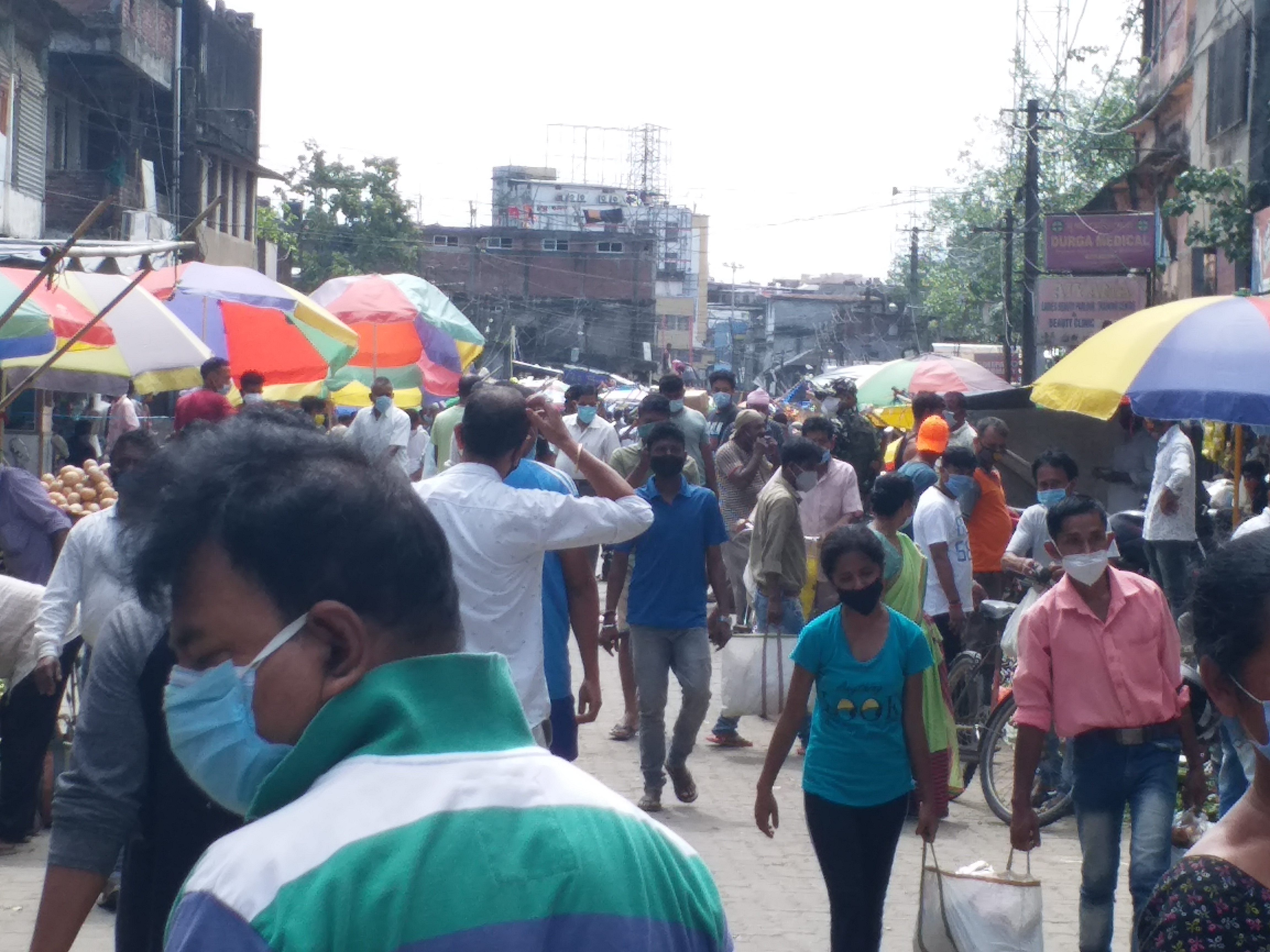 দৈনিক বজাৰ পৰিদৰ্শন কৰিলে যোৰহাট জিলা উপায়ুক্তই