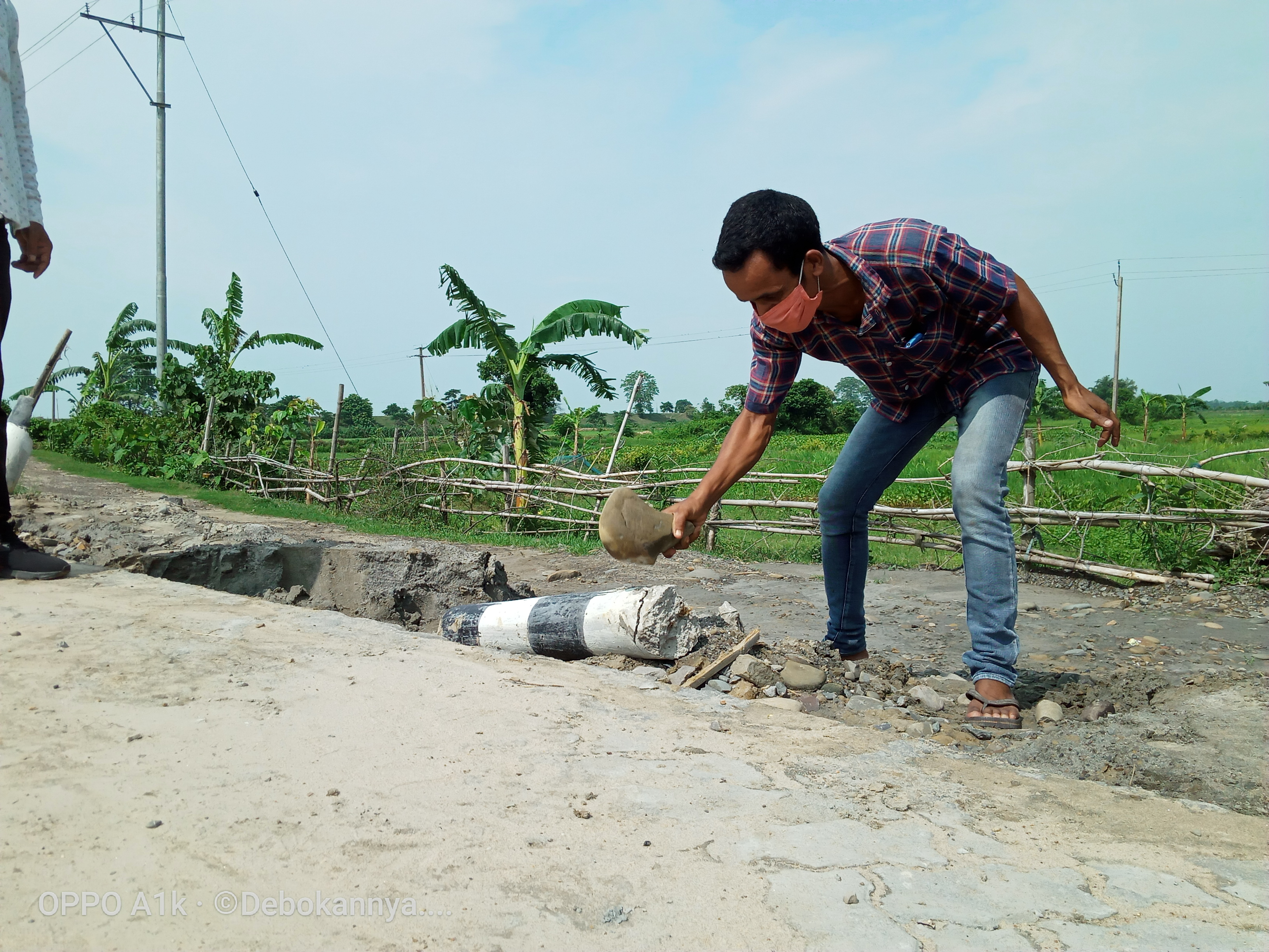 আজৱ কাণ্ড : দলং নিৰ্মাণত ৰডৰ বিপৰীতে বাঁহৰ শলা ব্যৱহাৰ