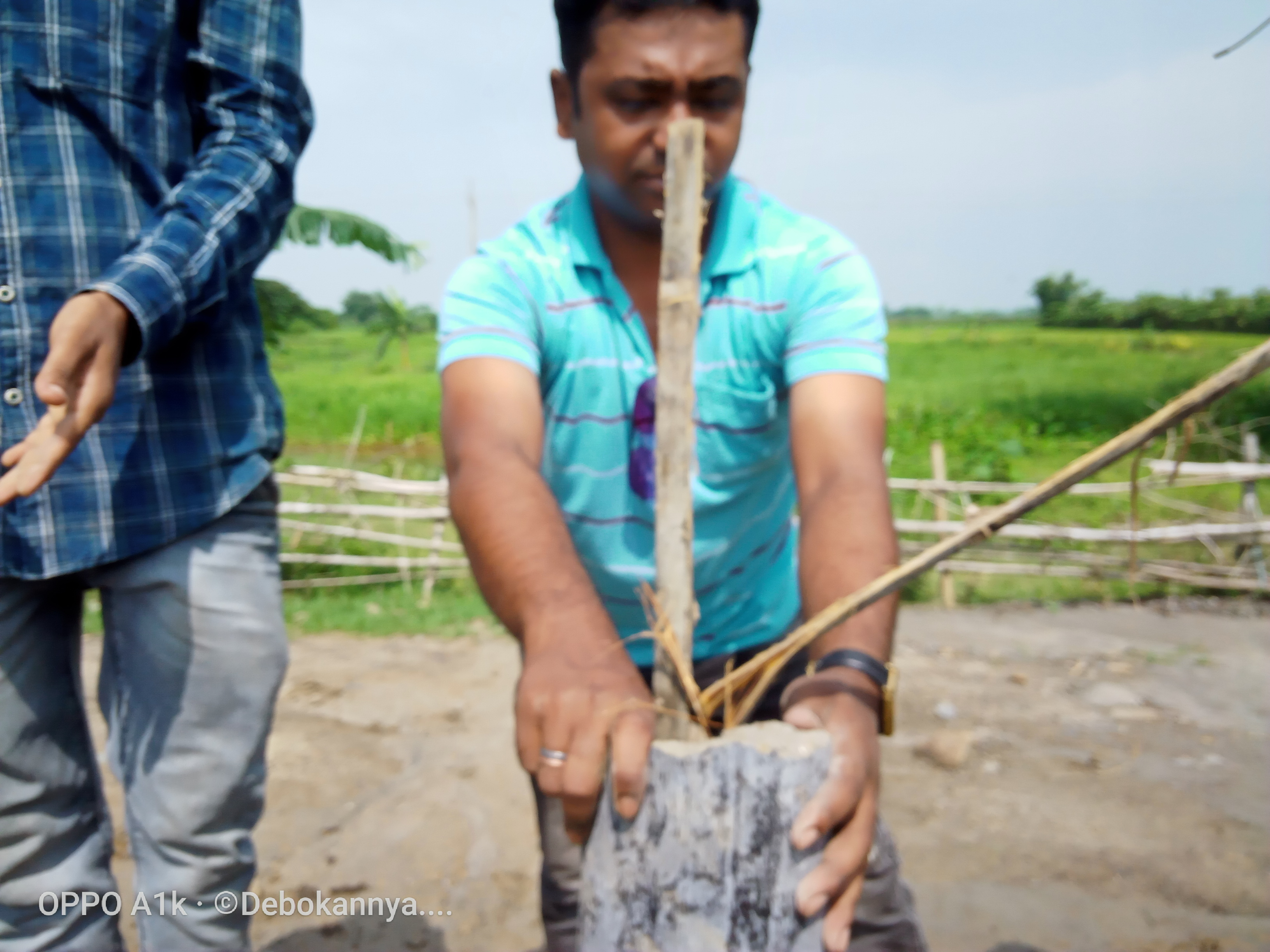 আজৱ কাণ্ড : দলং নিৰ্মাণত ৰডৰ বিপৰীতে বাঁহৰ শলা ব্যৱহাৰ