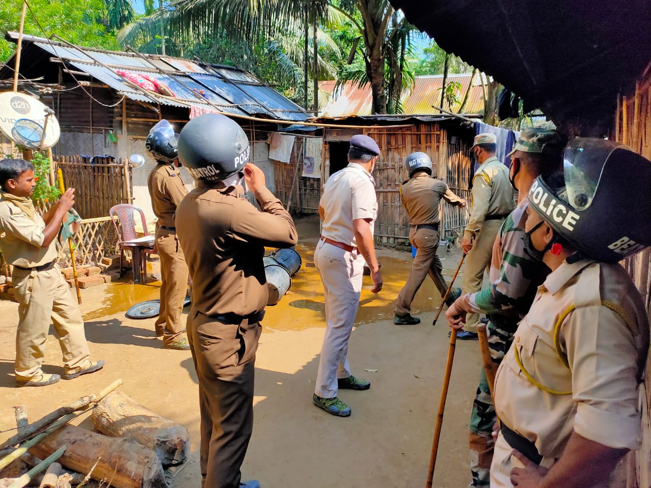 কৰিমগঞ্জৰ কদমতলাত প্ৰায় ৩০০ লিটাৰ দেশীয় সুৰা জব্দ