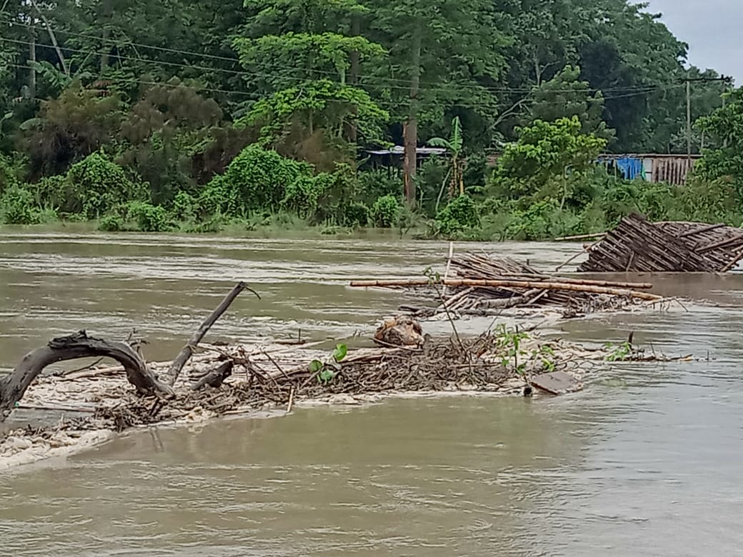 বানত উটি গ'ল গাঁৱৰ যুৱকে নিৰ্মাণ কৰা বনগাঁও শালমৰা সংযোগী বাঁহৰ দলং