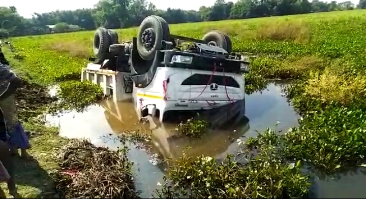 মৰিগাঁৱত তীব্ৰবেগী বালি ভৰ্তি ডাম্পাৰ দুৰ্ঘটনাগ্ৰস্ত