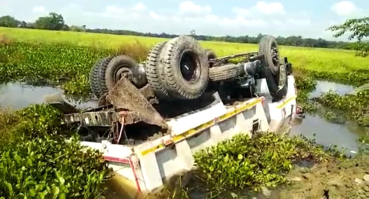 মৰিগাঁৱত তীব্ৰবেগী বালি ভৰ্তি ডাম্পাৰ দুৰ্ঘটনাগ্ৰস্ত