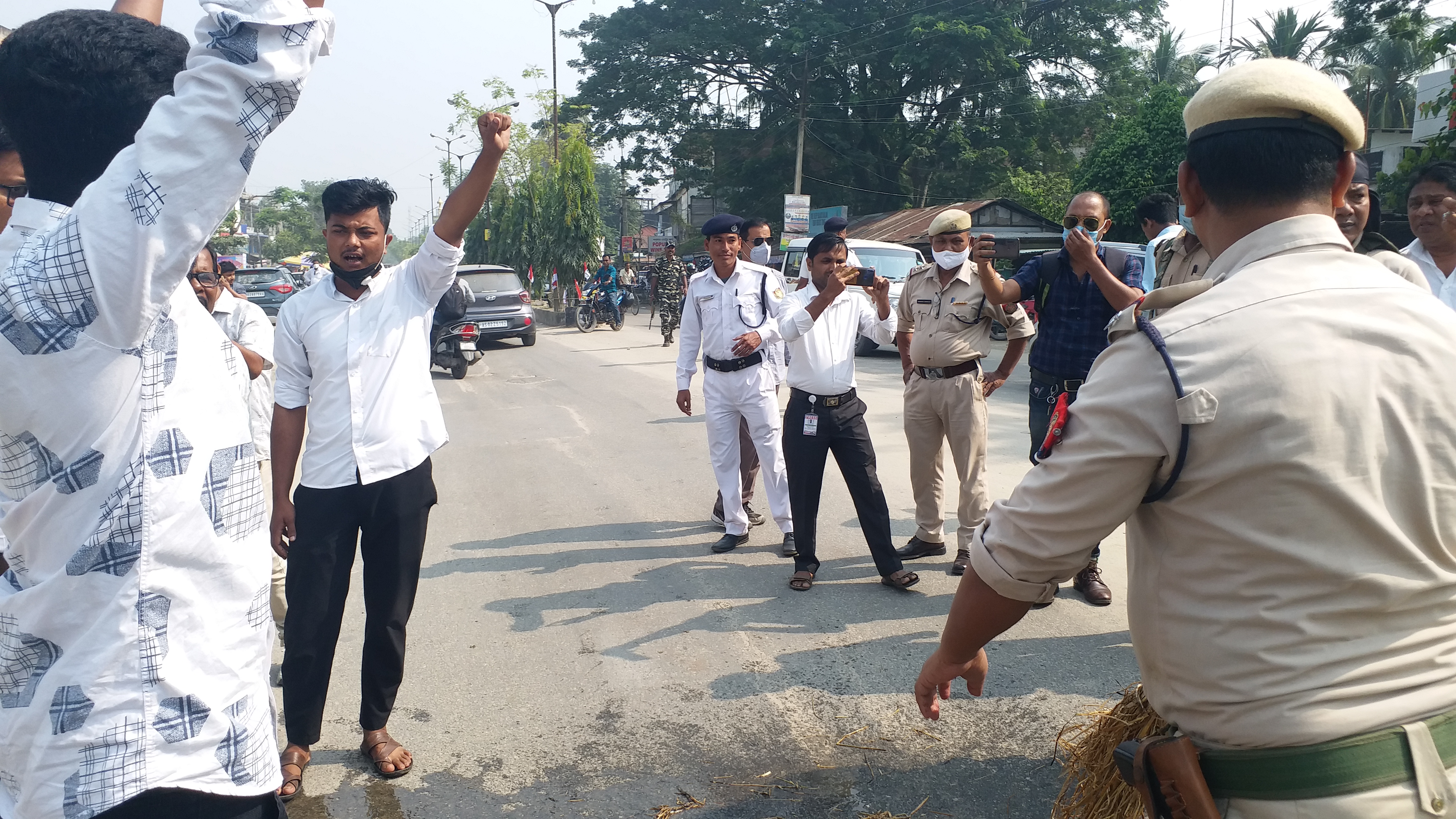 মৰিগাঁৱত যোগান মন্ত্ৰীৰ প্ৰতিকৃতি দাহেৰে প্ৰতিবাদ