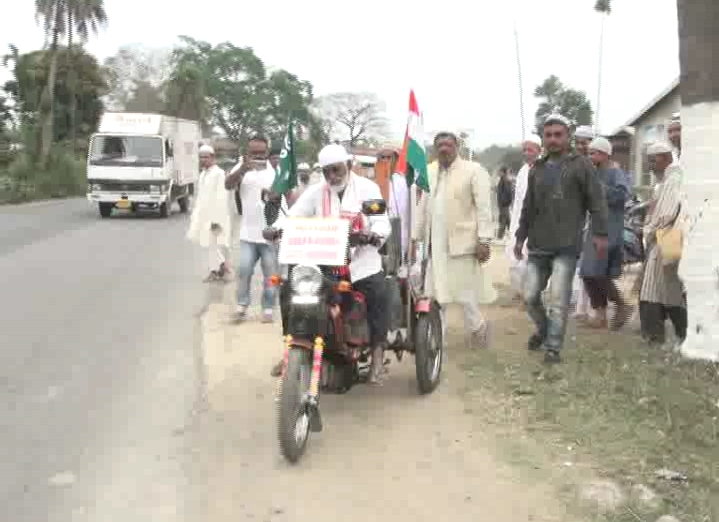 mecca journey by tricycle at nagaon puronigudam assam etv bharat news