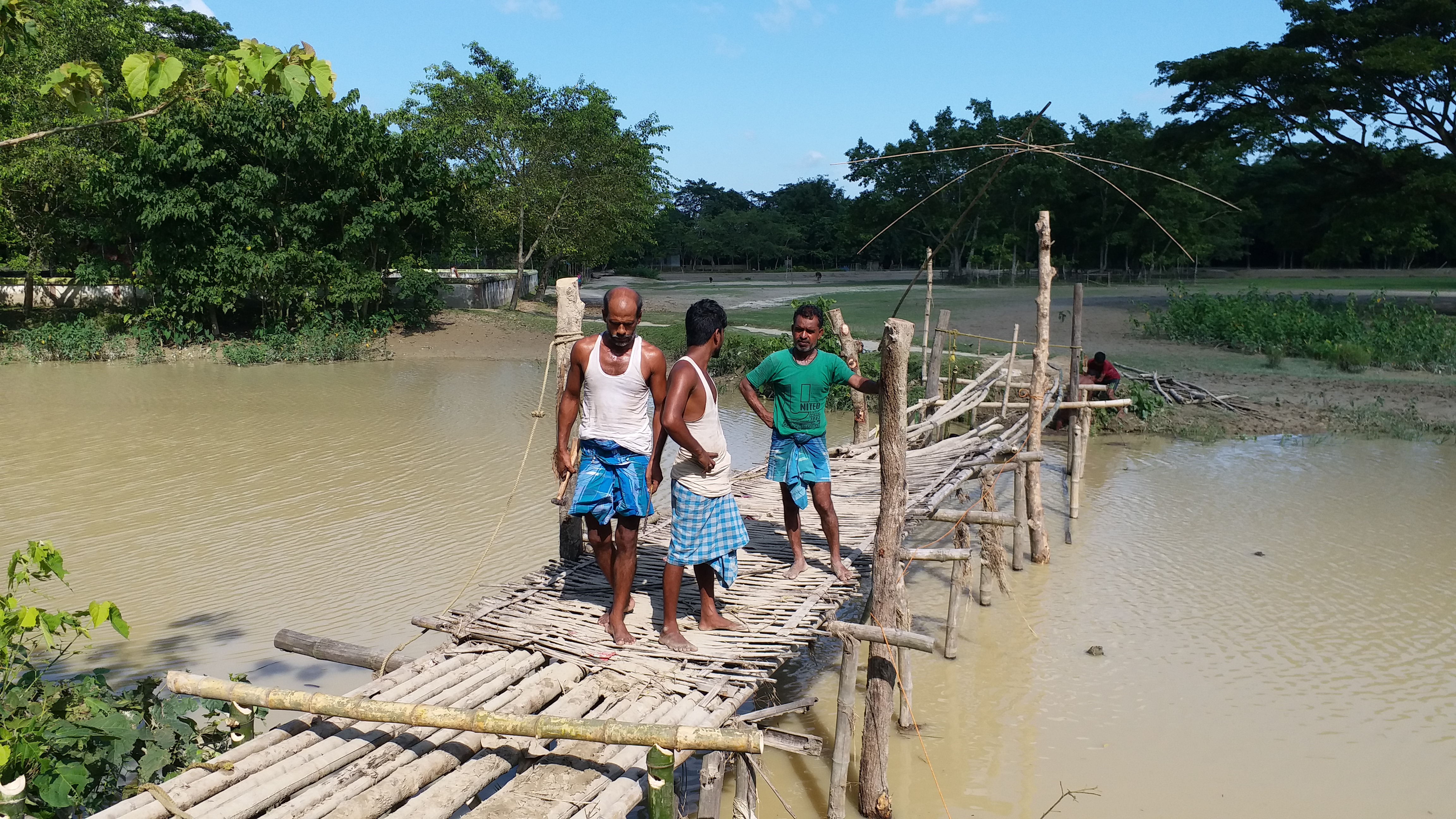 ৰাইজে নিৰ্মান কৰা বাঁহৰ দলঙখন