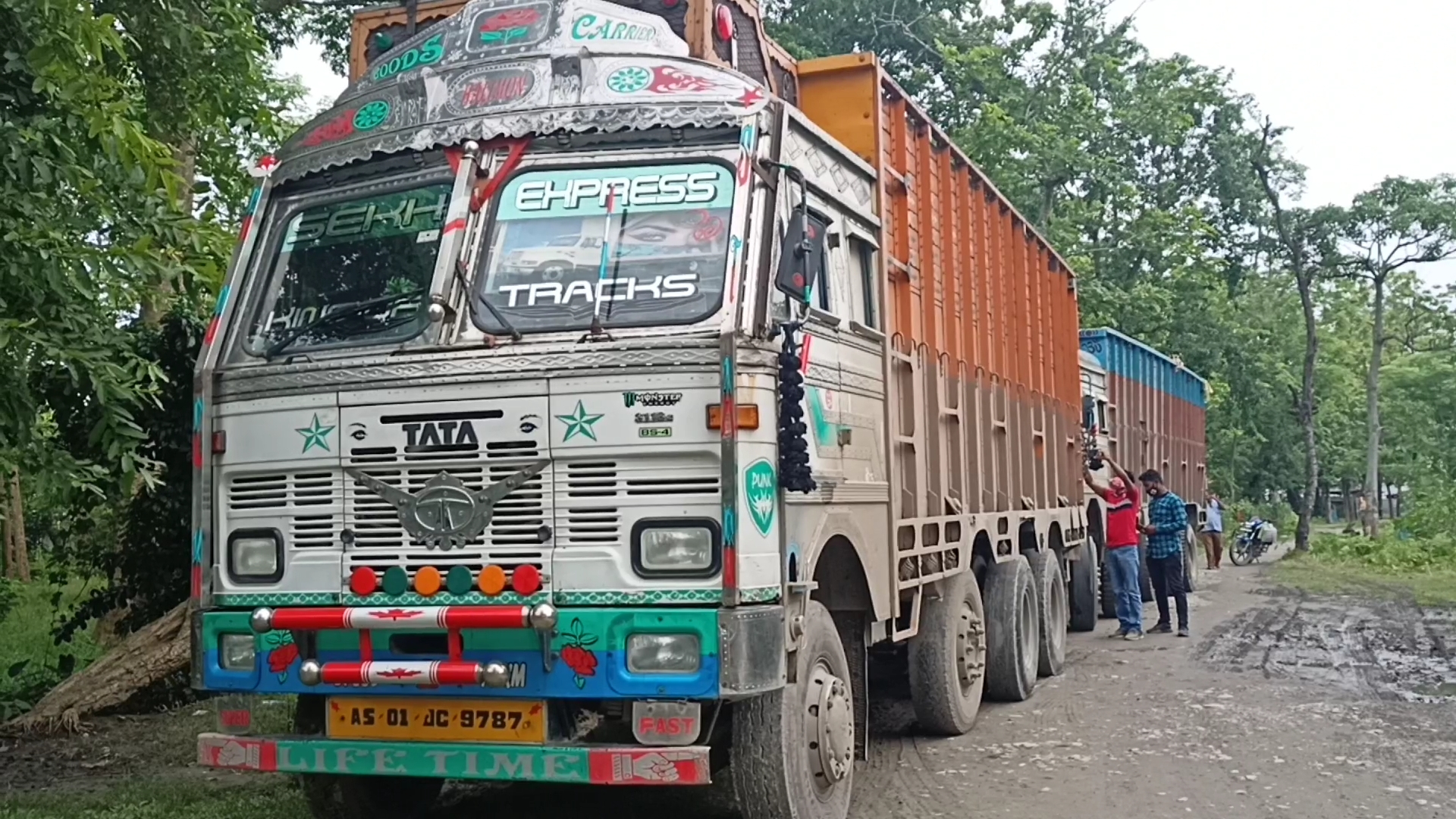 ৰাজ্যৰ বিভিন্ন প্ৰান্তত বৃহৎ পৰিমাণৰ চোৰাং কাঠ জব্দ