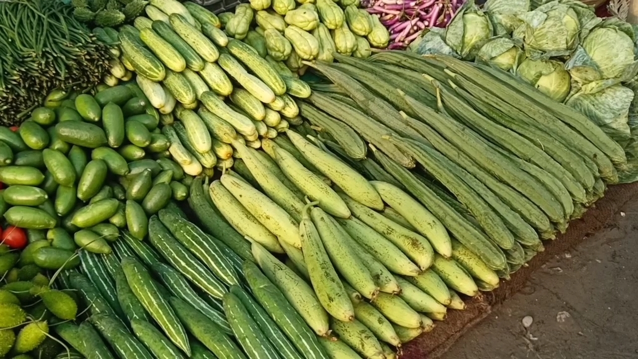 এফালে কৰ’ণা, আনফালে বজাৰত জুই