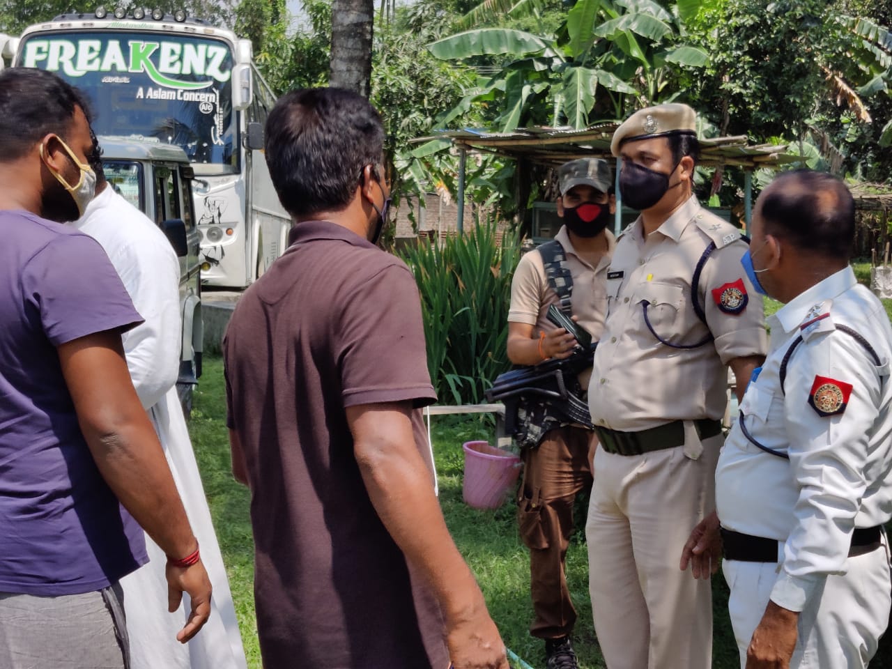 rangia police distribute food among bus driver