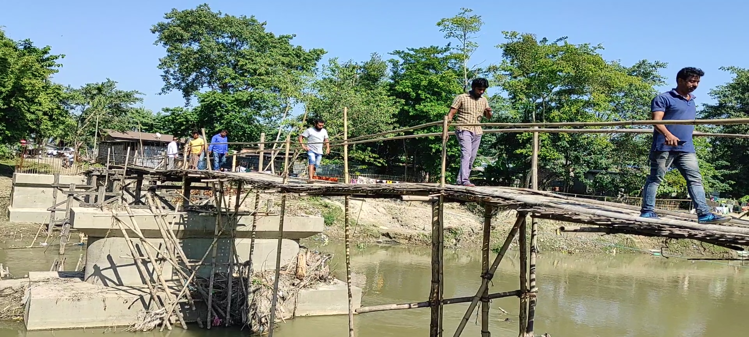 বালাগাঁৱৰ পৰা দহৰা সংযোগী পথৰ বৰলীয়া নৈৰ ওপৰত থকা দলংখন