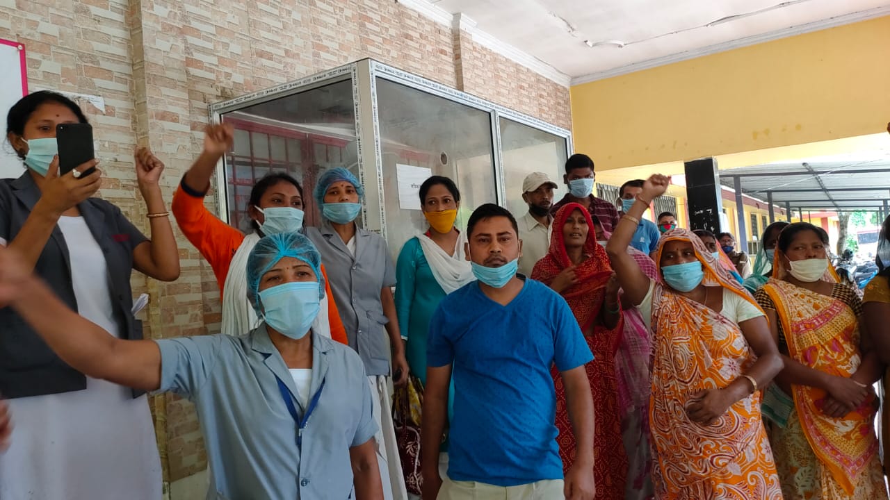 protest-by-4th-grade-staff-of-sivsagar-civil-hospital