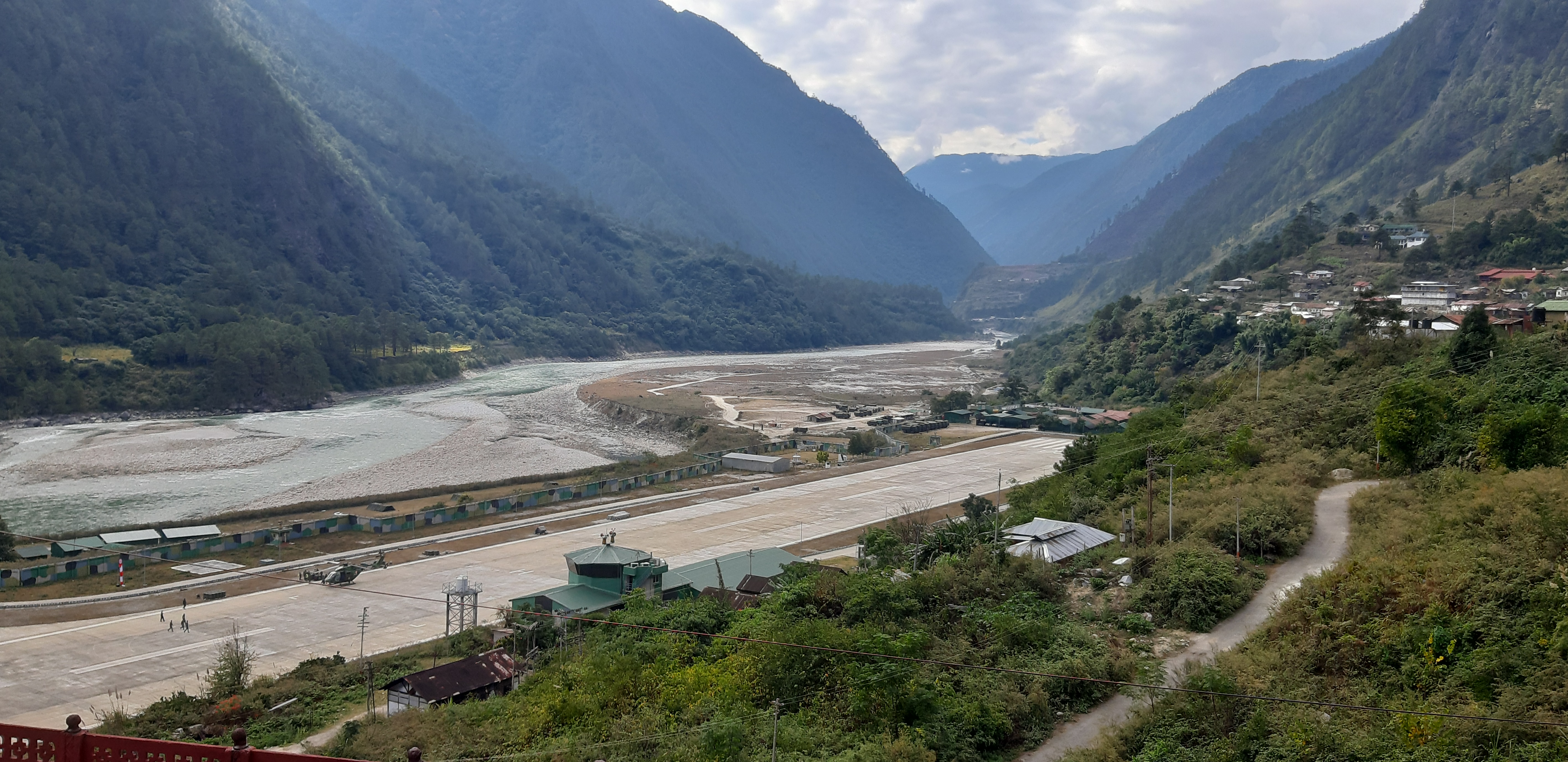 উনি অসমৰ অৰুণাচল সীমান্তৰ বায়ুসেনাৰ ঘাটি