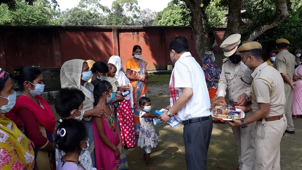 তেজপুৰ কেন্দ্ৰীয় কাৰাগাৰত  থকা শিশু সকলৰ মাজত ফাল মূল বি