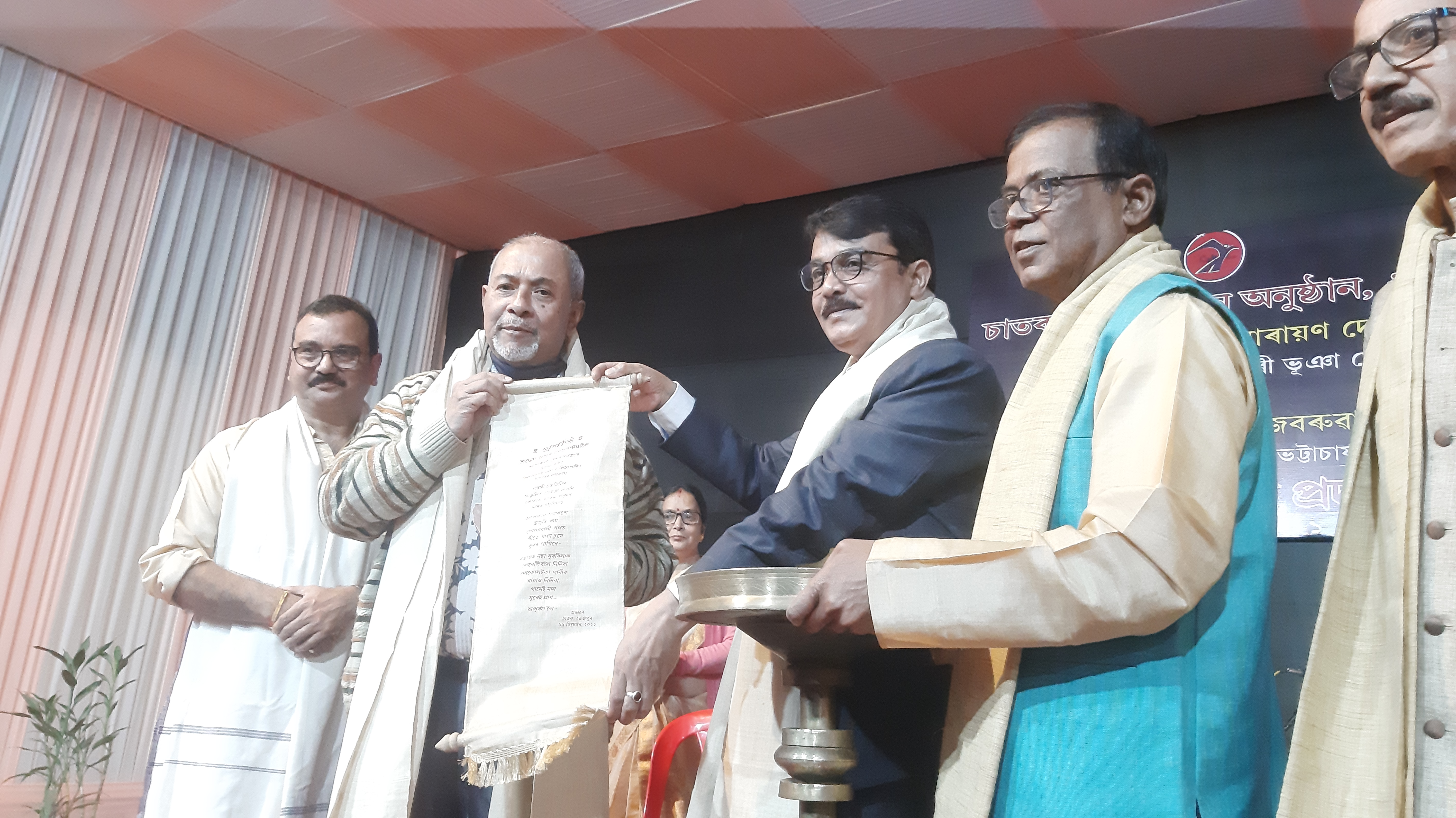 film-director-samarendra-narayan-dev-and-singer-apoorva-bezbaruah-honoured-with-chatak-sanman-2021