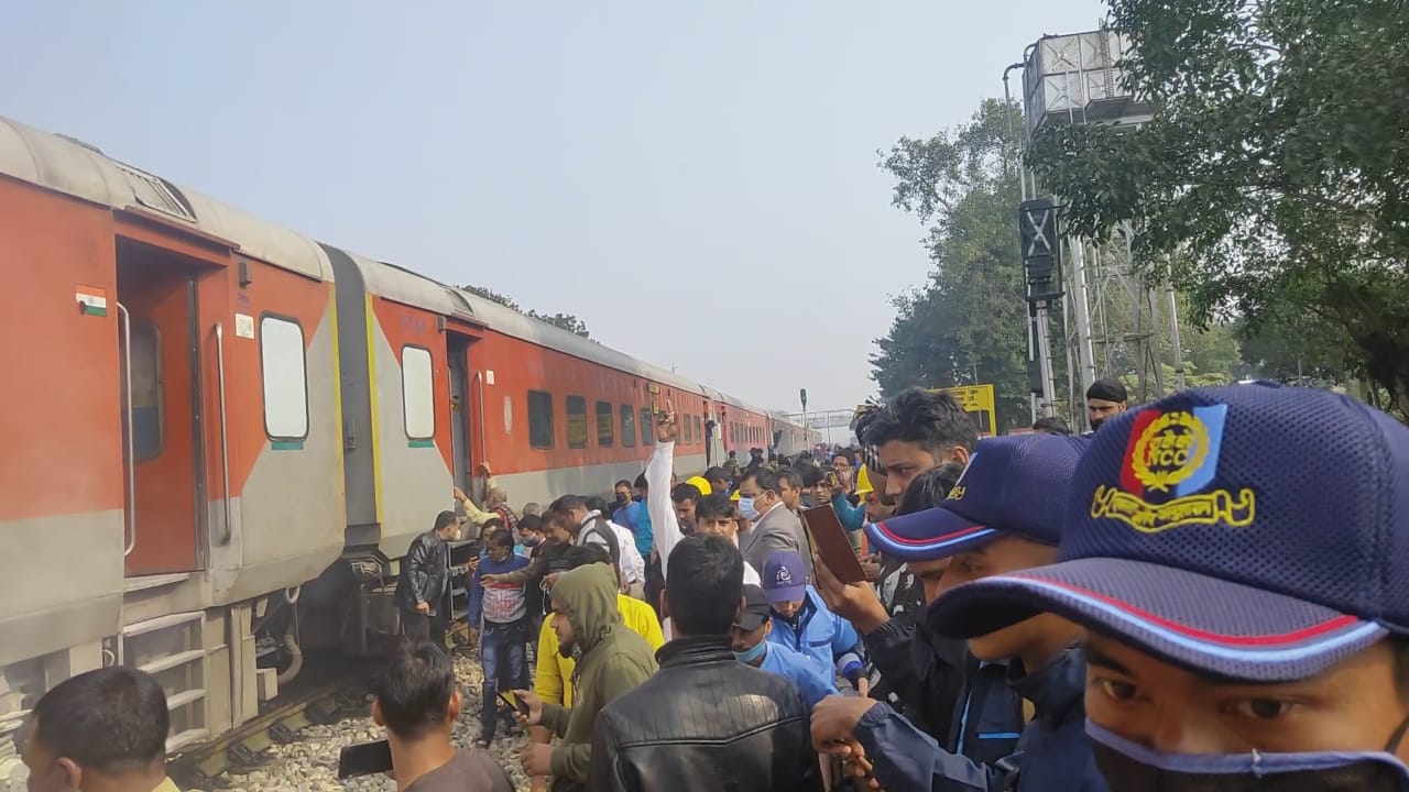 NCC CADETS HELPS PREVENT FIRE IN RAJDHANI EXPRESS