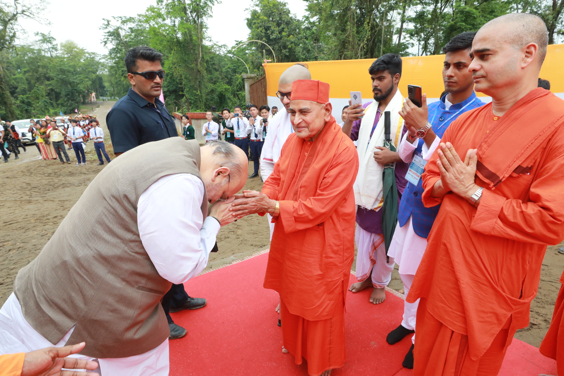 মন্দিৰ-মছজিদতকৈও এজন ব্যক্তি নিৰ্মাণ কৰাটো বেছি পবিত্ৰ কৰ্ম: অমিত শ্বাহ