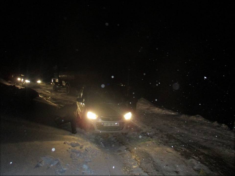 INDIAN ARMY RESCUINDIAN ARMY RESCUES 390 STRANDED CIVILIANS & 175 VEHICLES IN SUB ZERO TEMPERATURES IN ARUNACHAL PRADESH