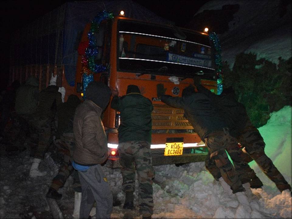 INDIAN ARMY RESCUES 390 STRANDED CIVILIANS & 175 VEHICLES IN SUB ZERO TEMPERATURES IN ARUNACHAL PRADESH